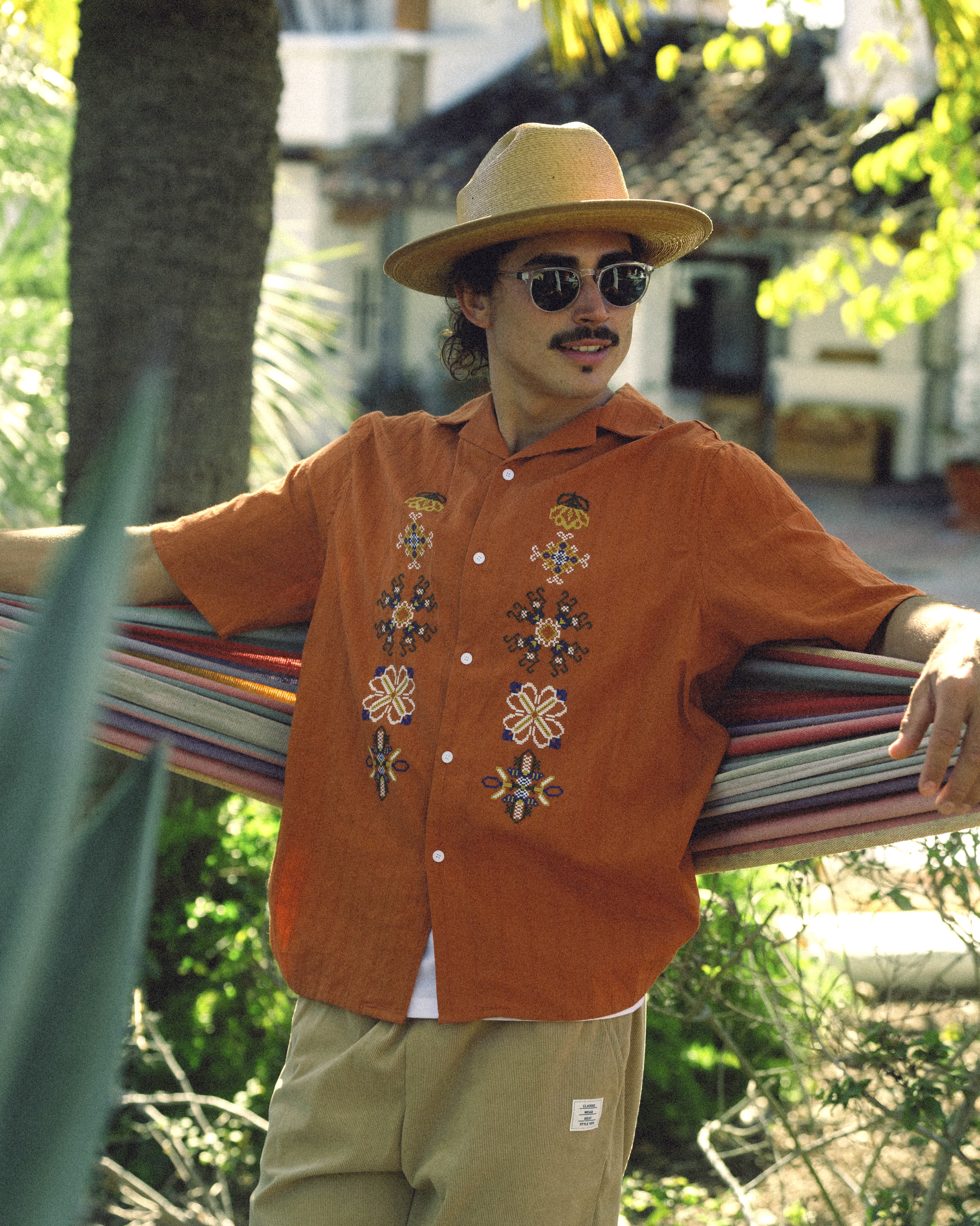 Hemlock male model wearing Hemlock Mateo Straw Rancher Hat in Saddle