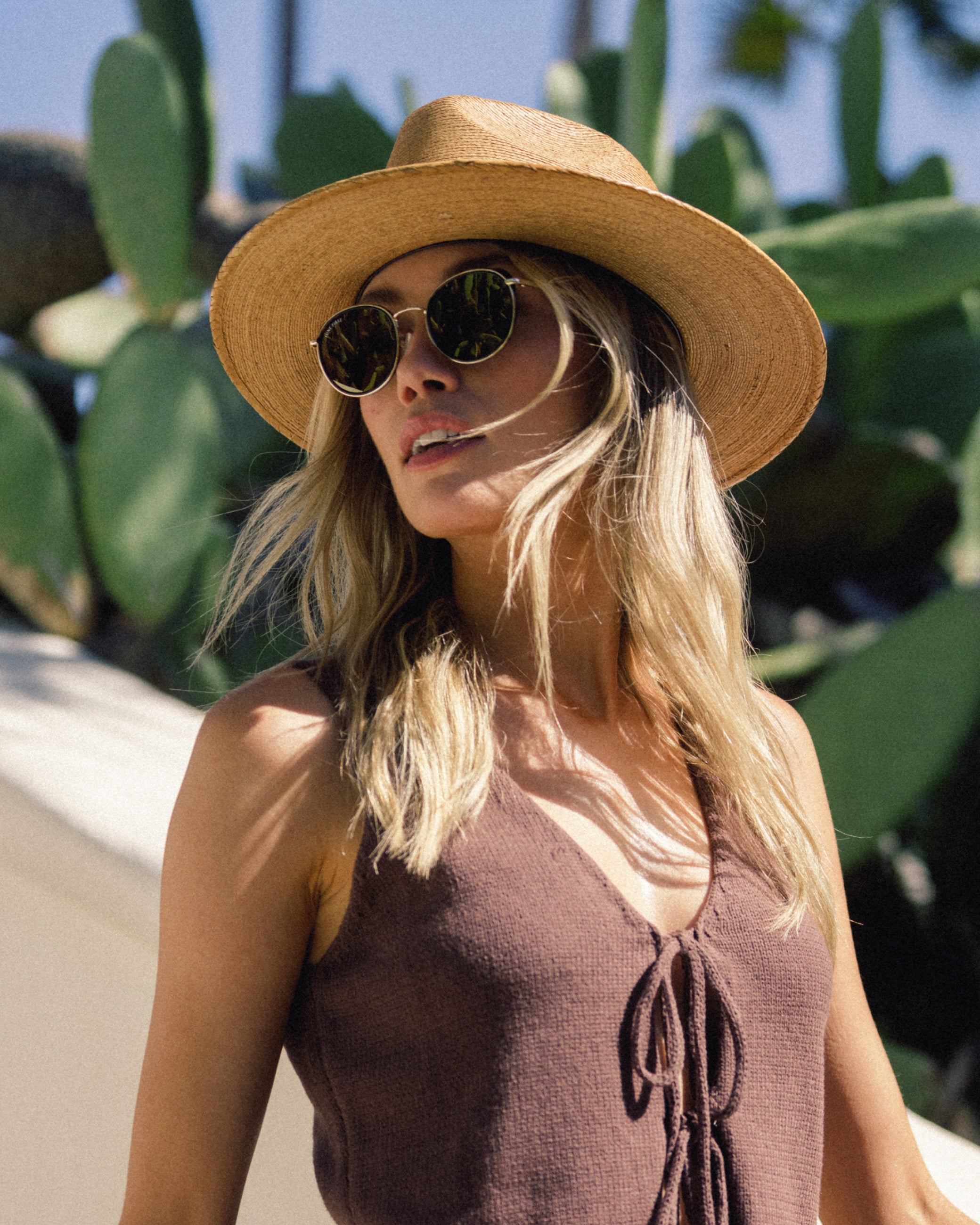 Hemlock female model wearing the Botero Straw Fedora in Saddle close up