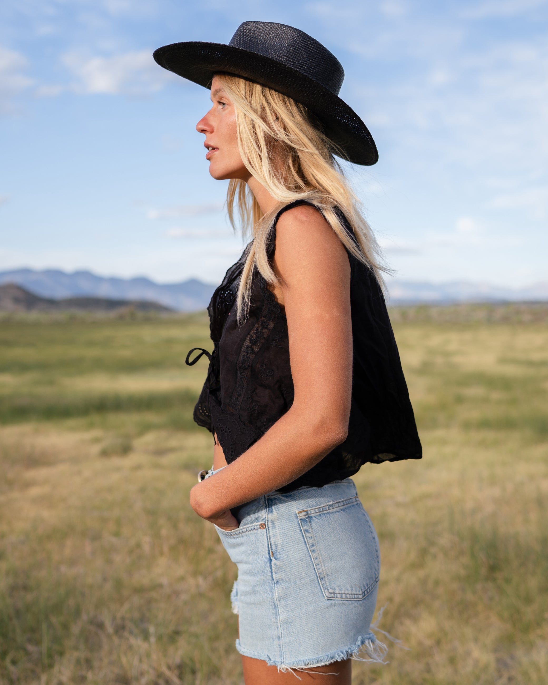 Hemlock female model wearing the Lazo Cowboy Panama Straw Hat in Black side profile