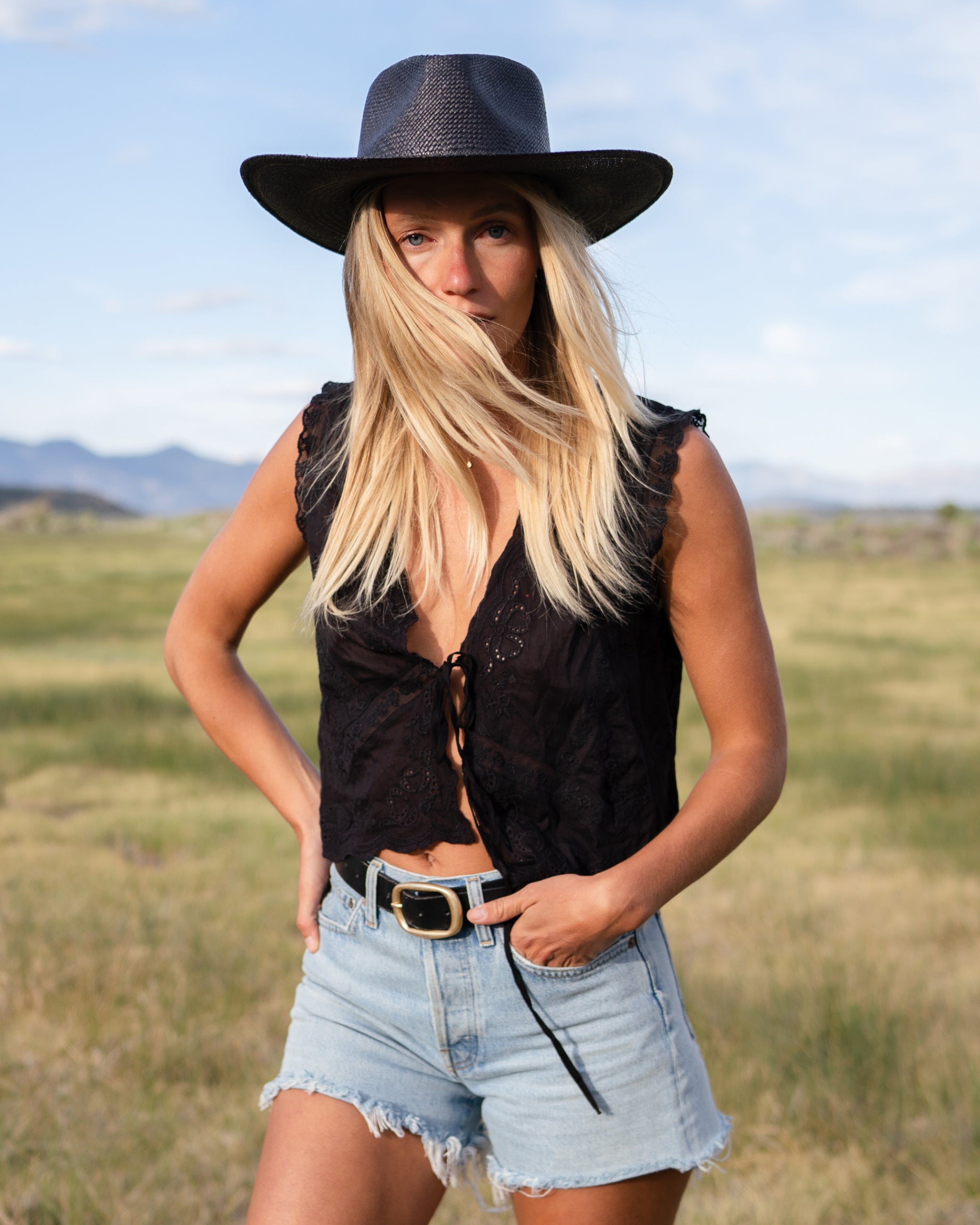 Hemlock female model wearing the Lazo Cowboy Panama Straw Hat in Black western 